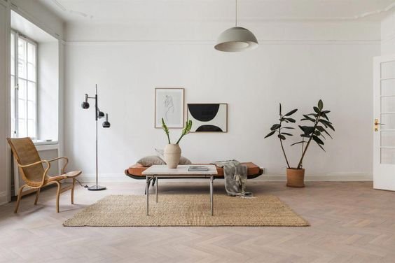 Sala com poucos móveis