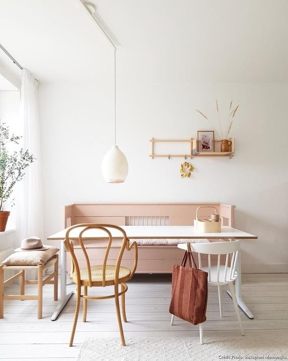 Sala com mesa de madeira
