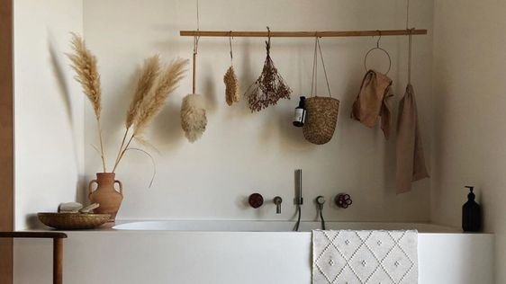 Banheira com pampas e pendurados