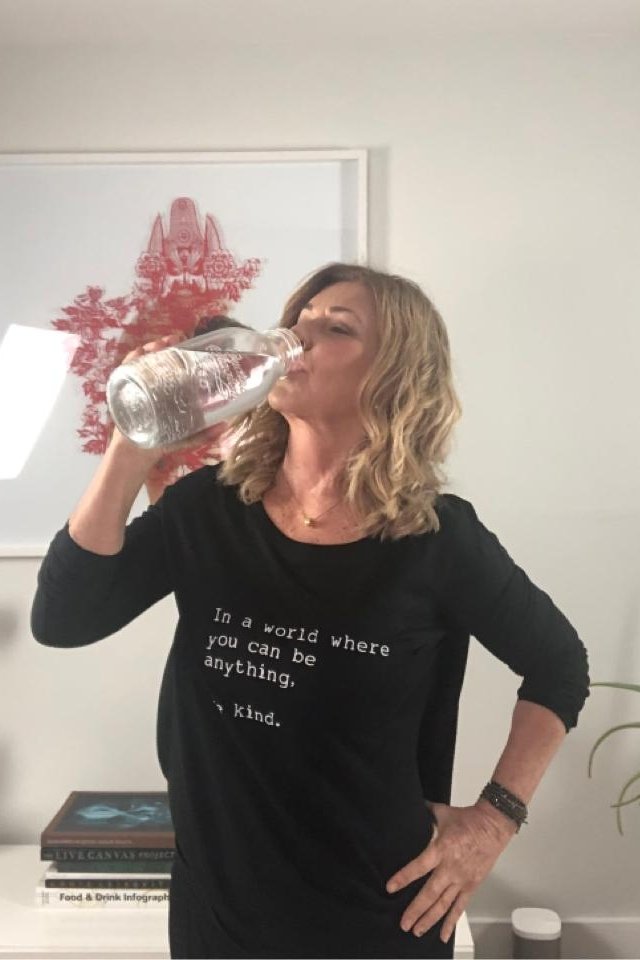 Sandra Alvim bebendo água