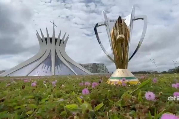 Taça da Supercopa chega à Brasília