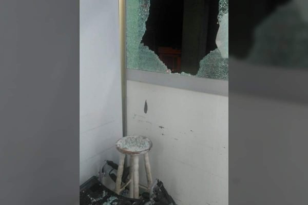 Detalhe de vidro quebrado do Pronto Atendimento Dona Luiza, Guarulhos