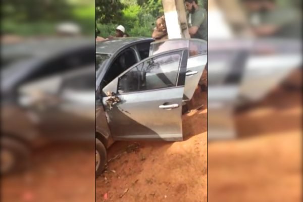 policial dá mata-leão em homem