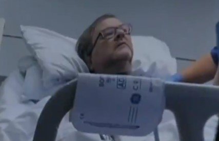Derek Draper em cama de hospital