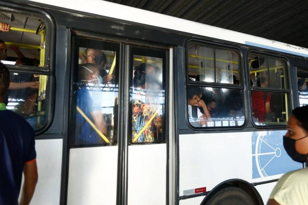 motoristas de ônibus em goiânia decidem paralisar atividades e reivindicam por vacinação da categoria