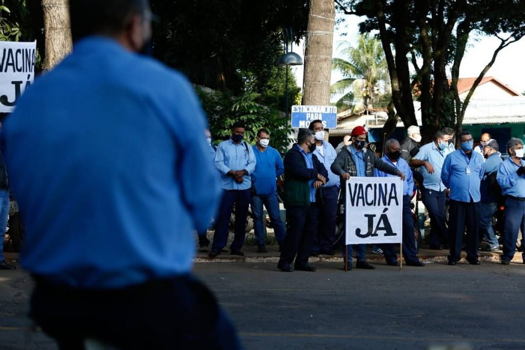 motoristas de ônibus em goiânia decidem paralisar atividades e reivindicam por vacinação da categoria