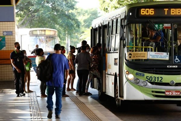 motoristas de ônibus em goiânia decidem paralisar atividades e reivindicam por vacinação da categoria