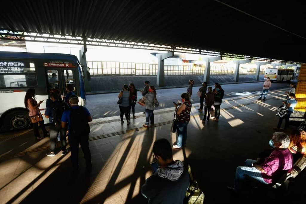motoristas de ônibus em goiânia decidem paralisar atividades e reivindicam por vacinação da categoria