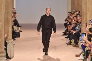 Paul Andrew, estilista britânico, ao fim de desfile da Salvatore Ferragamo
