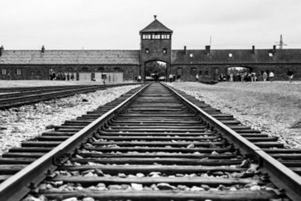 Por que o holocausto é questionado nas redes