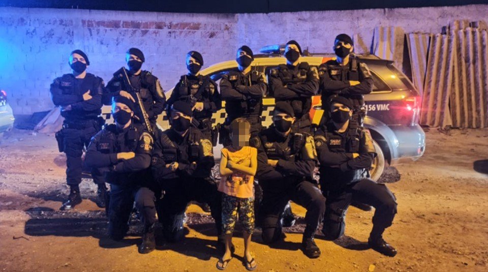 menino com policiais