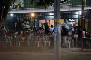bar movimentado com pessoas sem máscara