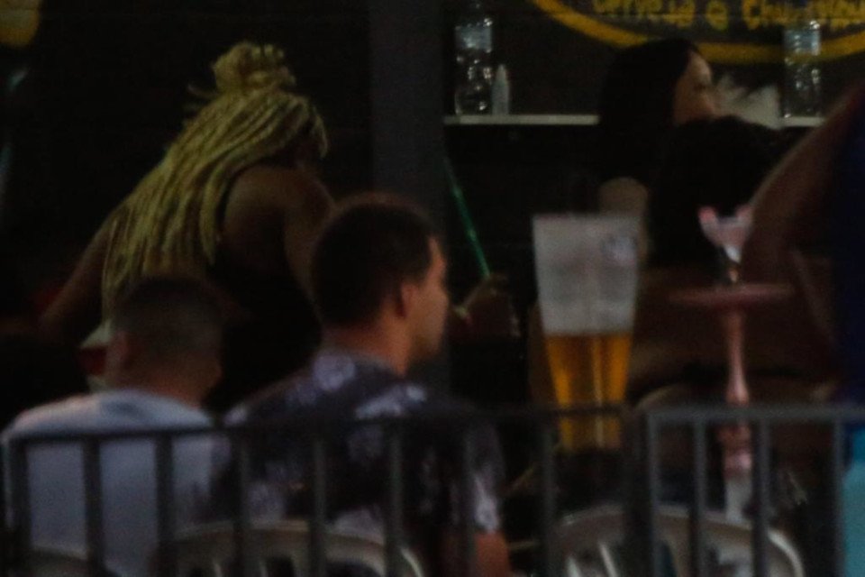 bar movimentado com pessoas sem máscara