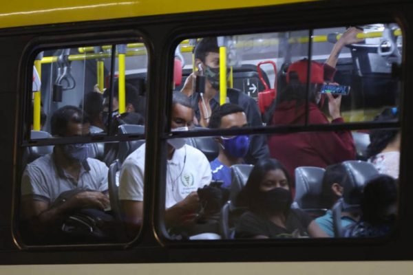 Sistemas de Informação ao Usuário do Transporte Público por Ônibus: Estudos  de Caso no Brasil e no Mundo