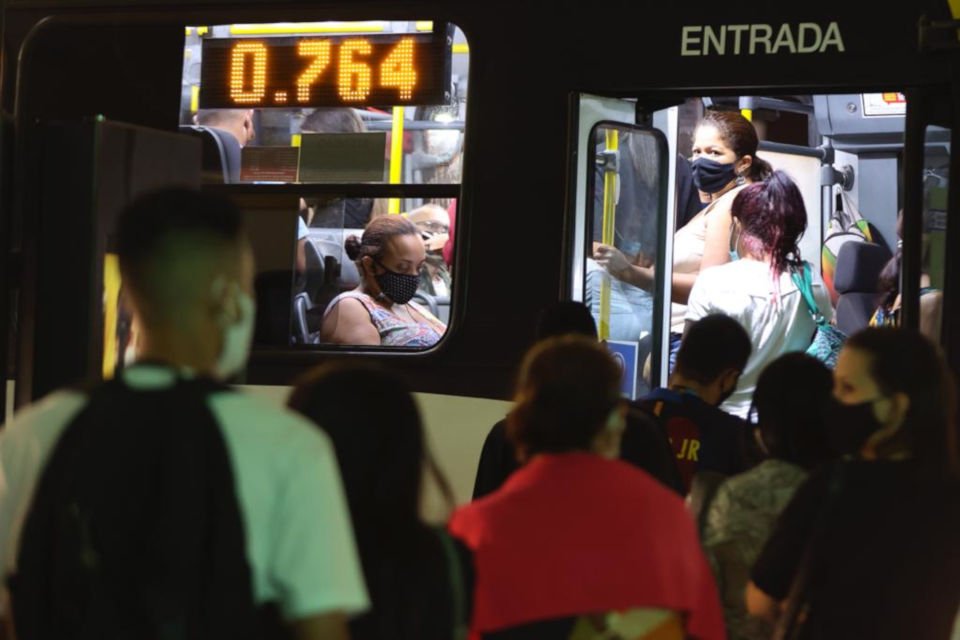 aglomeração ônibus