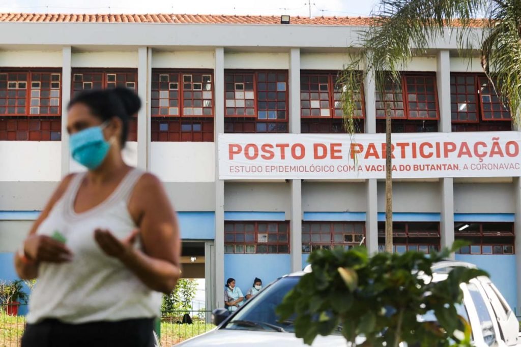 Serrana (SP) - Escola é posto de participação voluntária do Projeto S, que vacina maioria da população adulta de Serrana (SP)