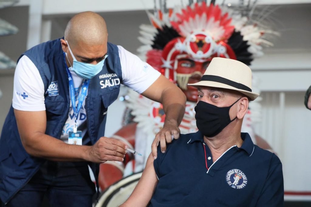Vice-prefeito do Rio, Nilton Caldeira, é imunizado na quadra do Cacique de Ramos