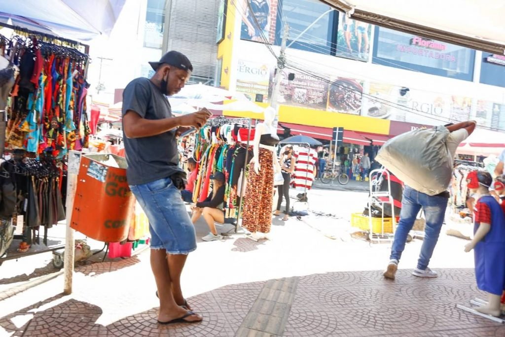 Região comercial da Rua 44, em Goiânia, segue em funcionamento