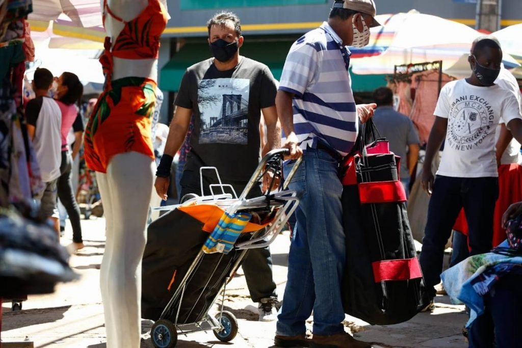 Região comercial da Rua 44, em Goiânia, segue em funcionamento