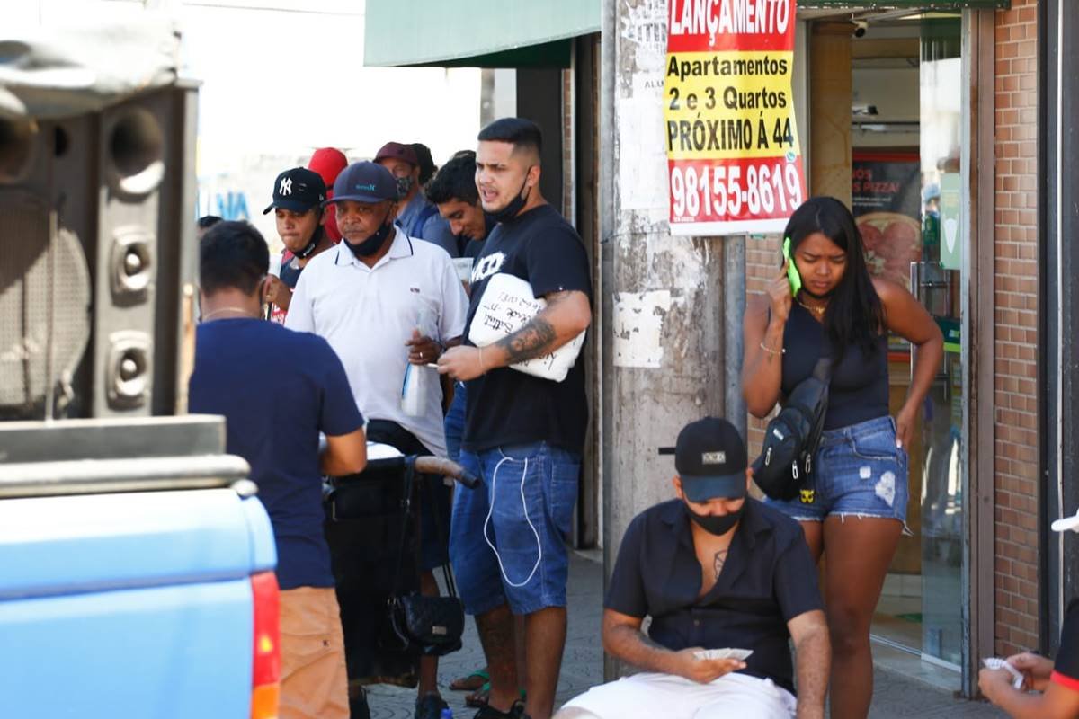 Região comercial da Rua 44, em Goiânia, segue em funcionamento