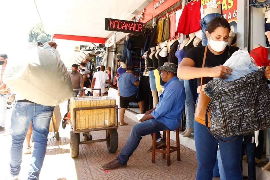 Região comercial da Rua 44, em Goiânia, segue em funcionamento