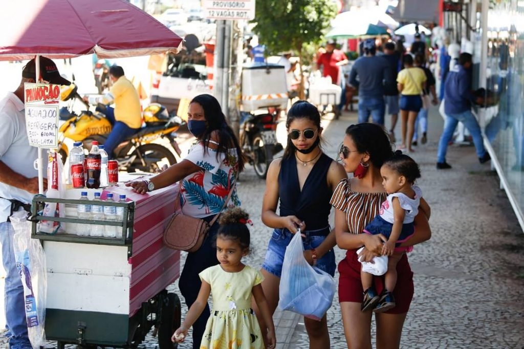 Região comercial da Rua 44, em Goiânia, segue em funcionamento
