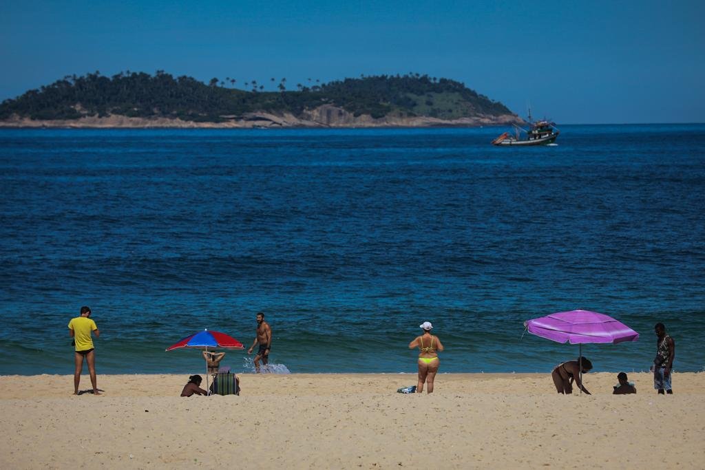 Cariocas vão à praia onde está proibida a permanência