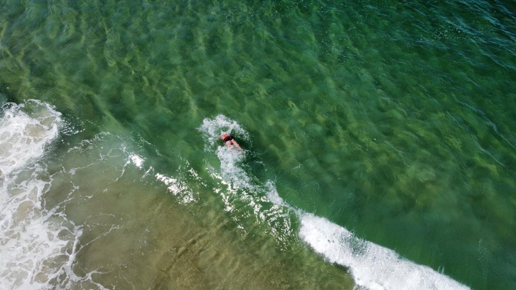Cariocas vão à praia onde está proibida a permanência