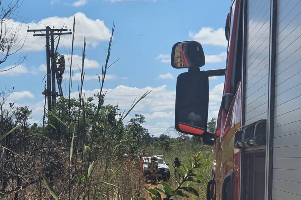 Imagens do resgate do homem morto e pendurado em poste em Sobradinho