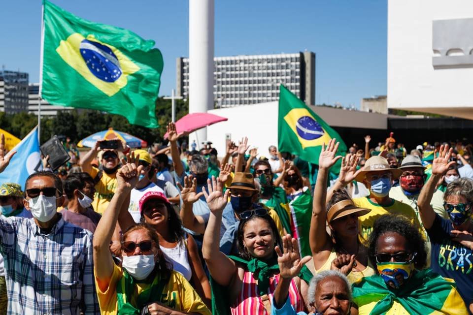 Manifestantes começam a se reunir em frente ao à Biblioteca Nacional para marcha contra lockdown e a favor do Presidente Bolsonaro.