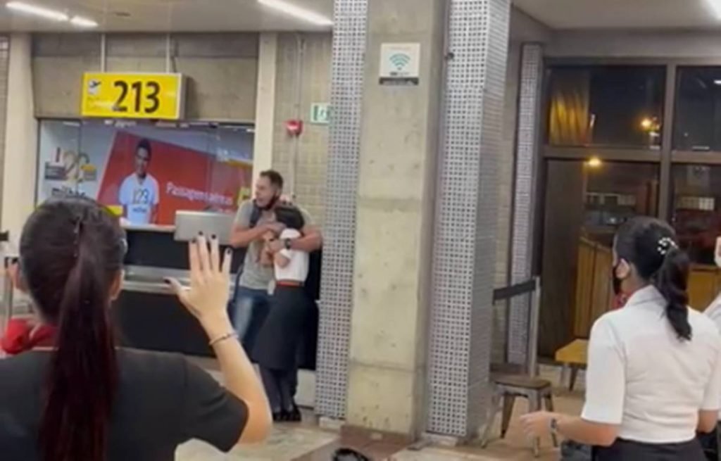 Homem faz comissária de refém em aeroporto de Guarulhos