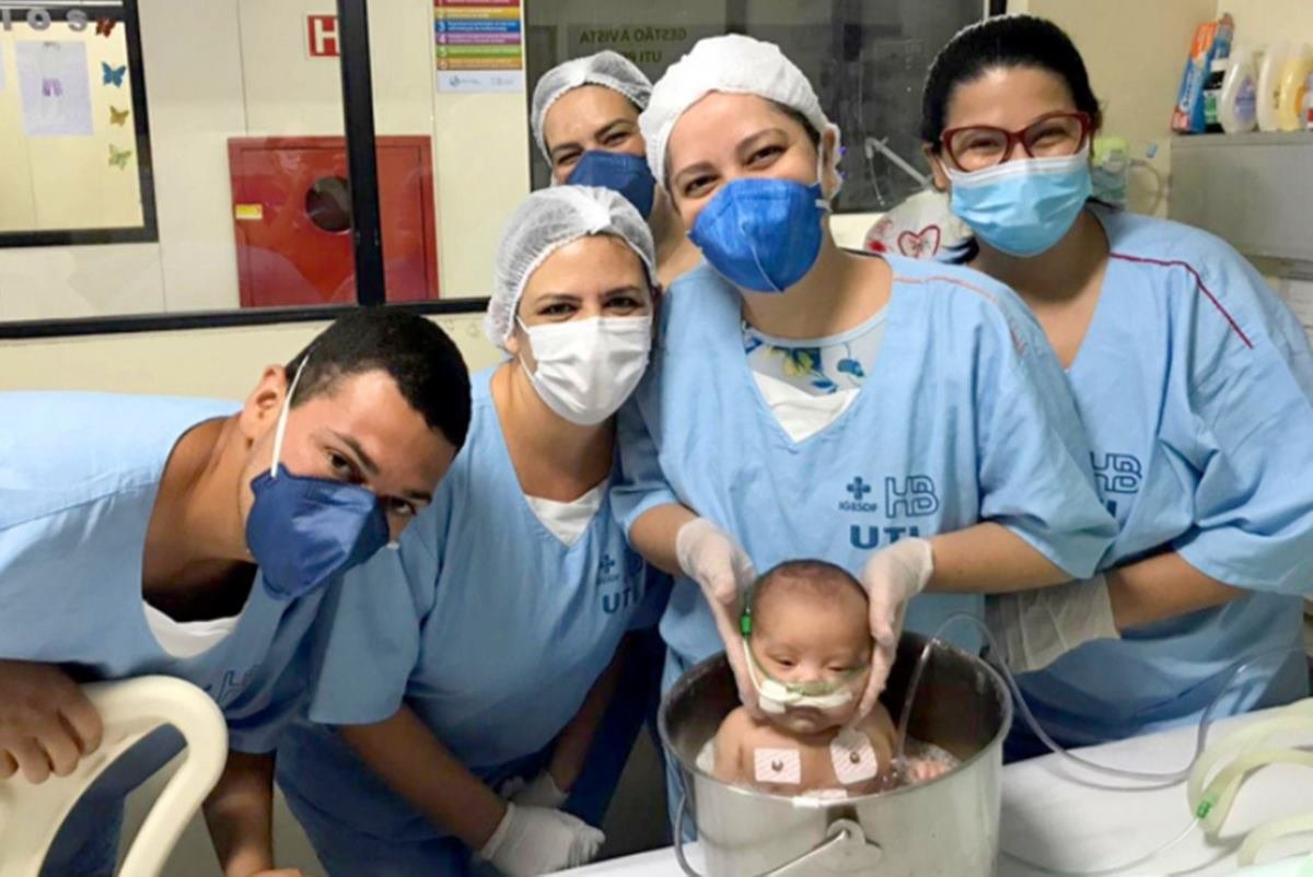 Banho Em Balde Gigante Acalma Bebes Internados No Hospital De Base