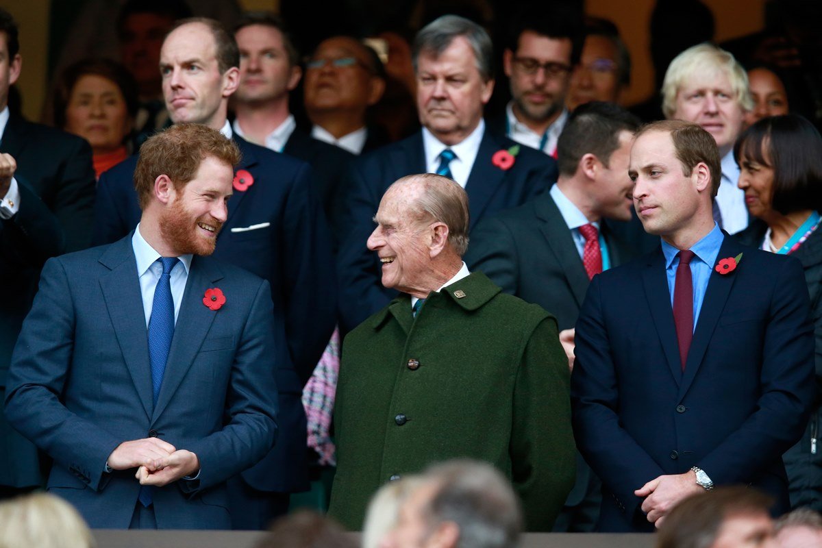 Príncipe Philip entre os netos, Harry e William
