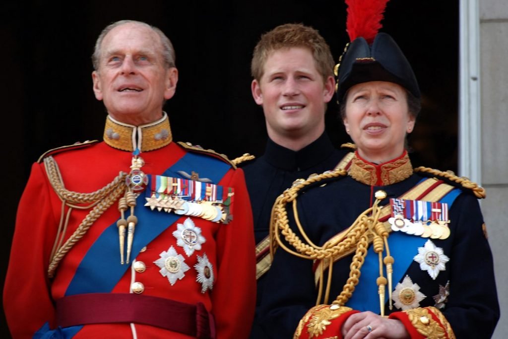 Príncipes Philip e Harry, e princesa Anne