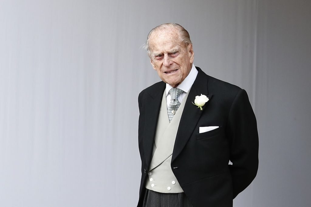Príncipe Philip, um homem branco, idoso, está usando terno preto com camisa clara - Metrópoles