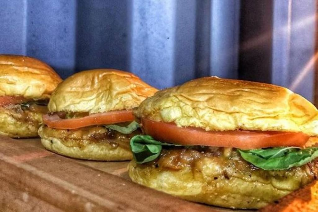 hambúrguer com carne, queijo, cebola e salada