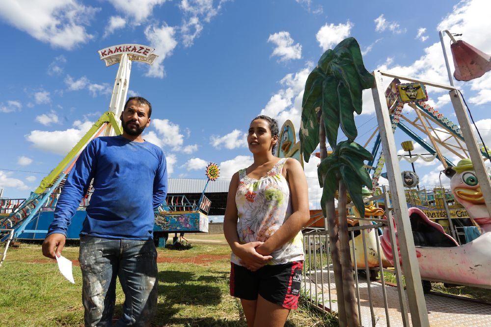 Isabela Silva Souza, 26 anos, e Maicon da Silva Araújo, 30, são parqueiros itinerantes que a pandemia transformou em moradores de Serrana
