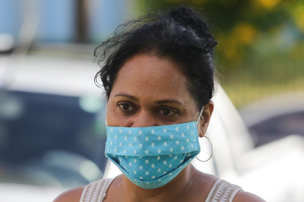 Elisabete Bueno da Costa, de 43 anos, vacinada pelo Projeto S
