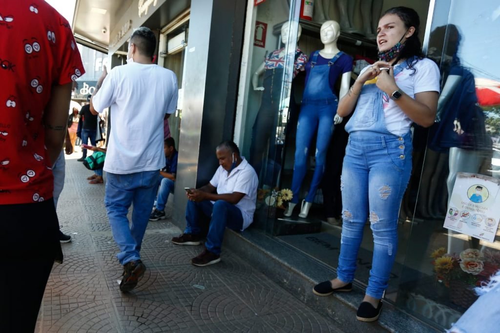 goias comerciantes de atividades não essenciais desrespeitam protocolos de saúde contra a covid-19