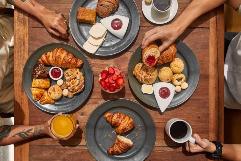 pratos com comidas de café da manhã