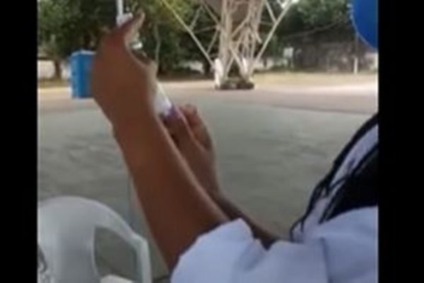 Video enfermeira trocando vacina