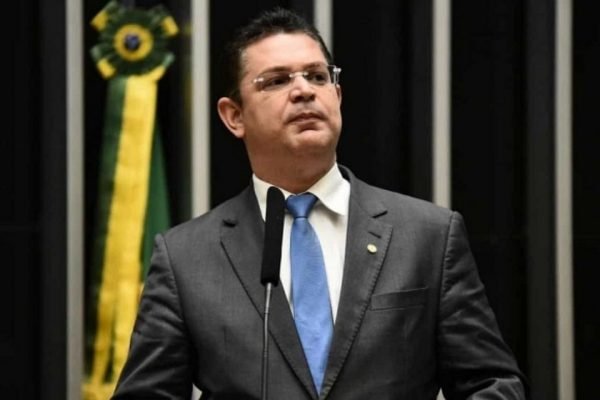 Sóstenes Cavalcante (PL-RJ), deputado federal, discursa na tribuna do plenário da Câmara dos Deputados diante de microfone - Metrópoles