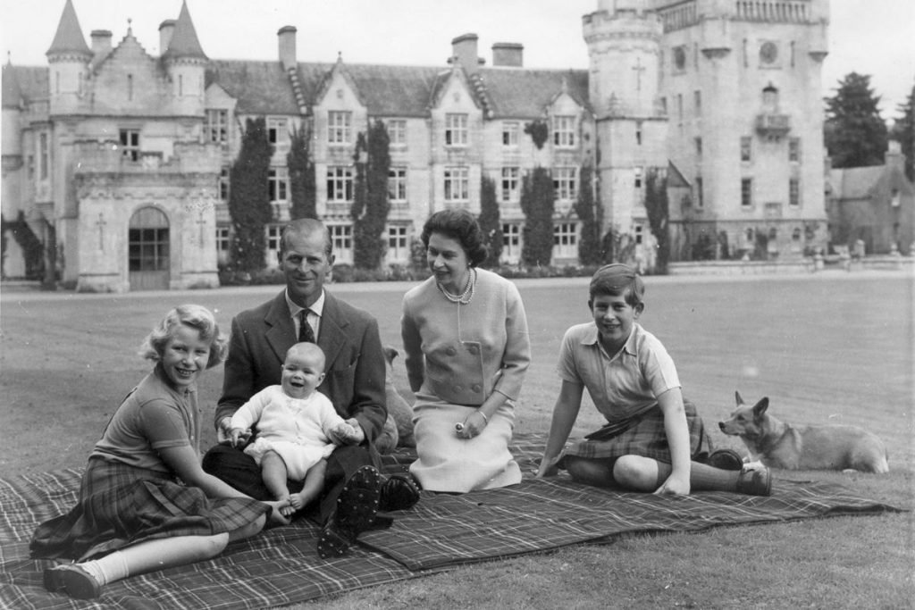 Princesa Anne, príncipe Andrew, príncipe Philip, rainha Elizabeth e príncipe Charles