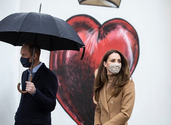 Kate Middleton e príncipe William andando