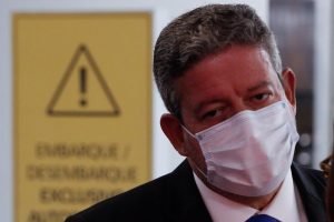 Presidente da Câmara, Arthur Lira (Progressista-AL), saindo pela chapelaria do Congresso Nacional