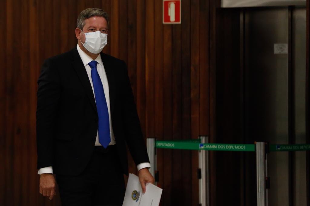 Presidente da Câmara, Arthur Lira (Progressista-AL), saindo pela chapelaria do Congresso Nacional