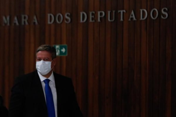Presidente da Câmara, Arthur Lira (Progressista-AL), saindo pela chapelaria do Congresso Nacional