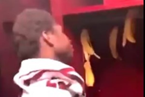 Jovem negro forçado a sentar em armário com bananas