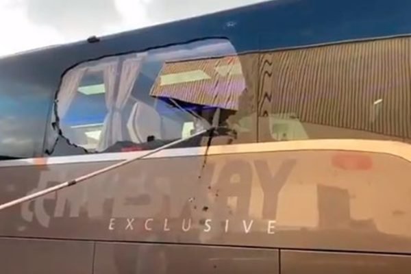 Ônibus do Real Madrid é apedrejado por torcedores do Liverpool