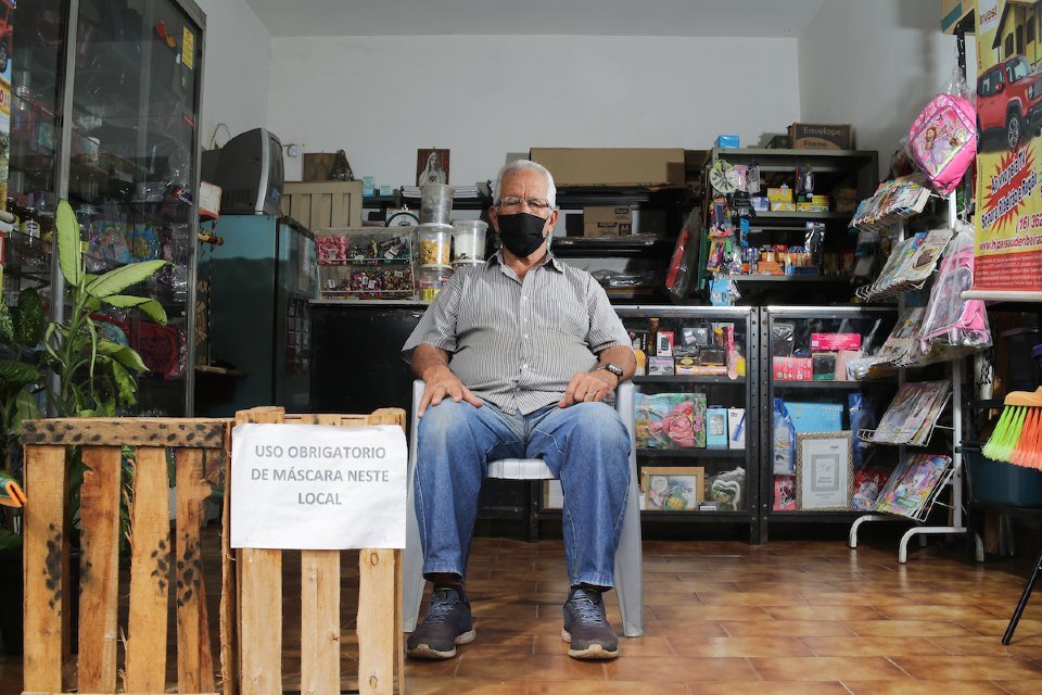 Valdemar Martins, de 73 anos, dono de loja de artigos de papelaria e presentes